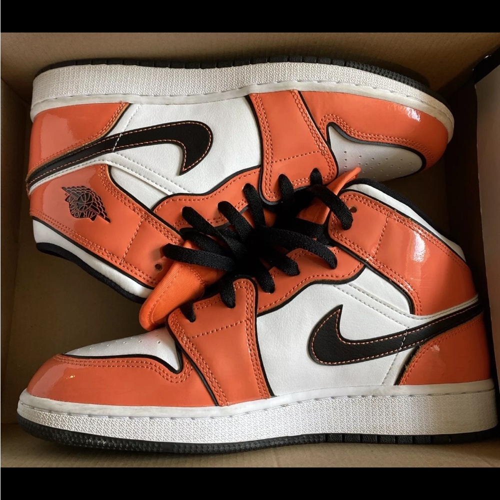 Nike Air Jordan 1 Mid SE (GS) BQ6931802 Size 7y - Very Light Use